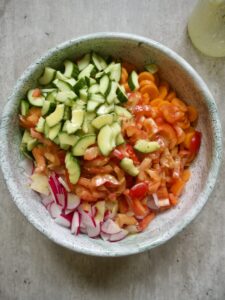 Super digg sommersalat med pasta og kikerter