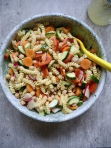 Super digg sommersalat med pasta og kikerter