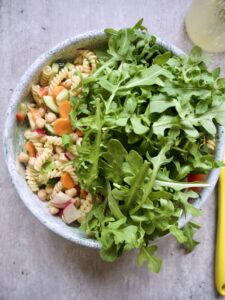Super digg sommersalat med pasta og kikerter