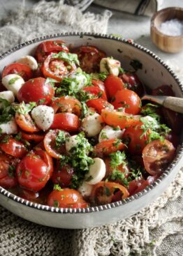 Marinert tomatsalat med mozzarella