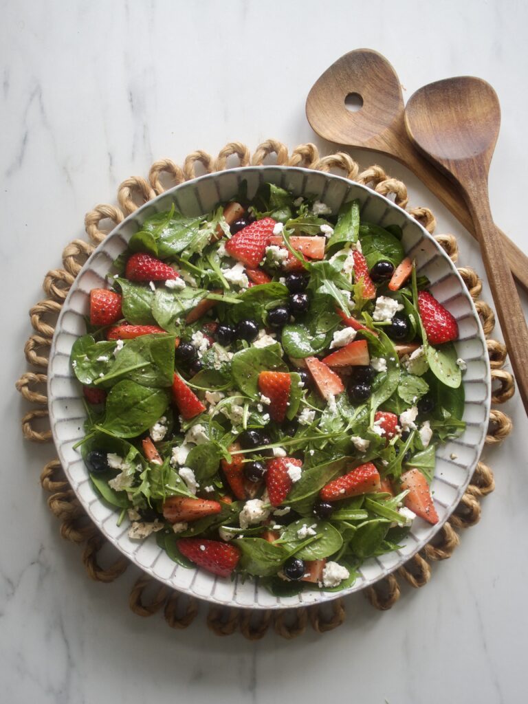 Supersalat med valmuefrødressing - salater som tilbehør