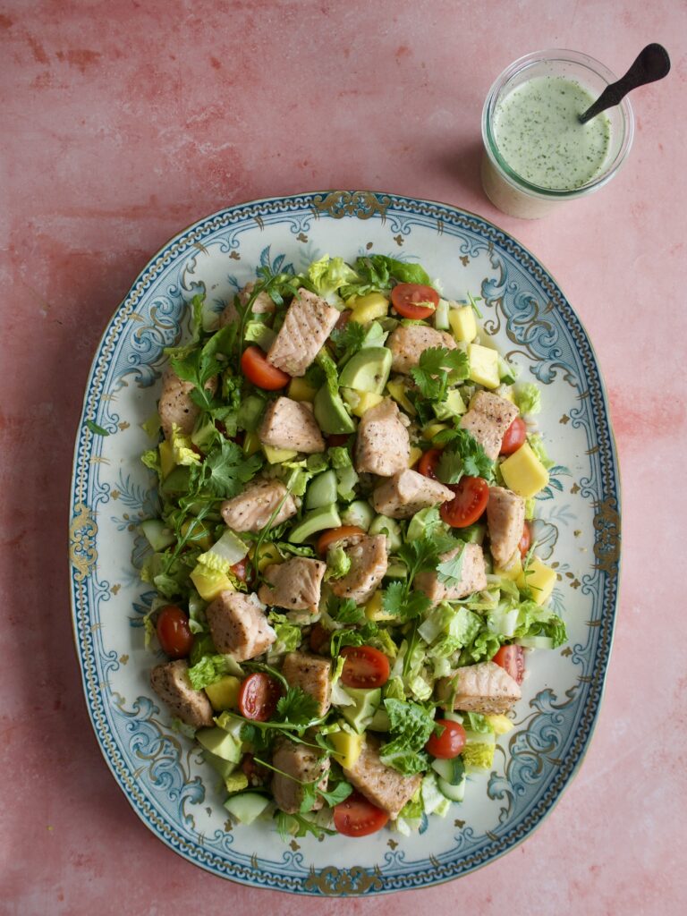 Salat med stekt laks og korianderdressing - salater som eget måltid