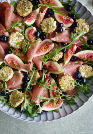 Festsalat med fiken, spekeskinke og chevre