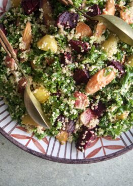 Ovnsbakt bete- og gulrotsalat med quinoa og kål