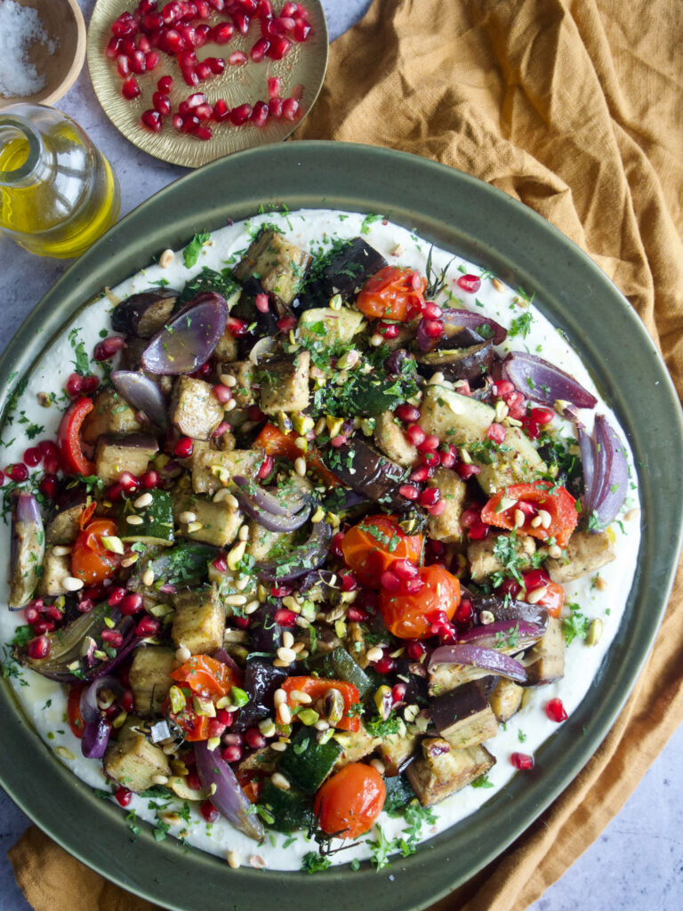 OVNSBAKT AUBERGINESALAT MED YOGHURTDRESSING