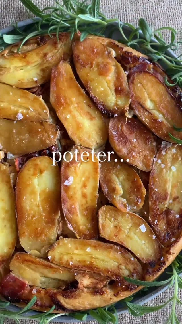 🎉GIVEAWAY - avsluttet og vinner trukket - takk til alle som var med 🤎

Jeg elsker poteter - derfor ble det også en kokebok - en kjærlighetserklæring til noe av det mest kortreiste, miljøvennlige, rimelige og ikke minst allsidige du kan spise her til lands: DEN NORSKE POTETEN.

I anledning POTETDAGEN i dag skjer det 2 ting

1️⃣ Giveaway - en bok gis bort til en følger som legger et hjerte🤎 i kommentarfeltet
2️⃣ Vil du være helt sikker på å få boken er det 30% rabatt på Potetkokeboka hos @friskforlag med fri frakt hjem til deg. (Tilbudet varer kun i dag) 

Spent på hvor mange som elsker poteter.... 🤎🤎🤎

#potetdagen #potetkokeboka #nytnorge