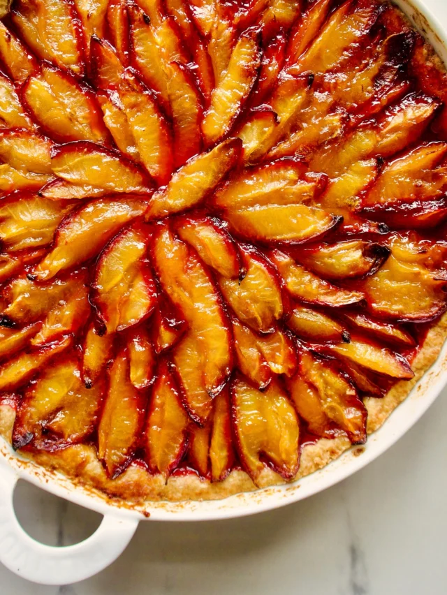 PLOMMETERTE

En skikkelig god kake fra boken min Skikkelig gode kaker @friskforlag (i bokhandel over hele landet)

En klassiker, som du enkelt kan lage. Oppskriften har jeg nå også lagt ut på bloggen - følg lenken i profilen min @matpaabordet 

Jeg anbefaler selvsagt at du kjøper boken - da får du oppskriftene på 90 av alle mine beste kaker.
Og de er selvsagt skikkelig gode alle sammen 🩷

#skikkeliggodekaker #kokebok #plommeterte #plommer