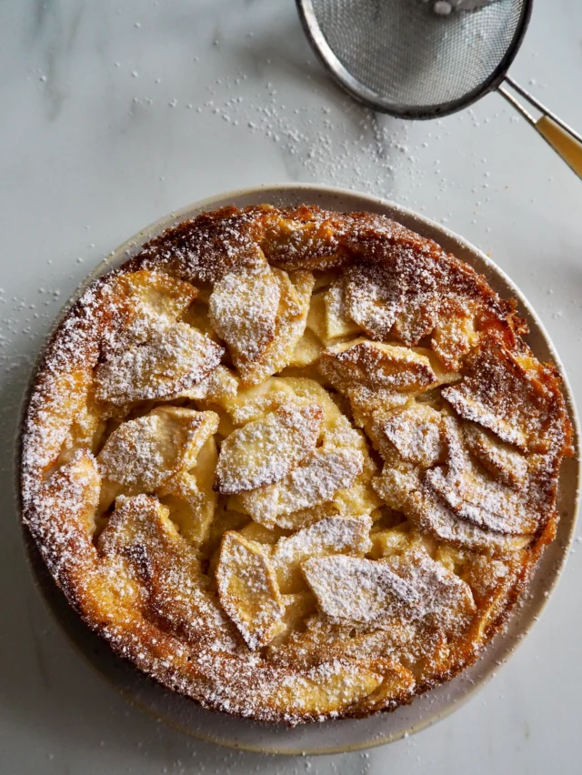 LETTVINT EPLEKAKE🍎
Laget med naboens epler som var litt for stygge til å ligge i fruktskålen. 

Denne kaken gleder jeg meg til å lage hver høst. Stappfull av epler med litt kake innimellom.
Serveres best lunken (den kan fint varmes opp igjen) og gjerne med vaniljeis - eller vaniljesaus - eller pisket krem…

Oppskriften finner du på bloggen nå - følg lenken i profilen min @matpaabordet for å komme direkte til den.
God bakst!
#eplekake