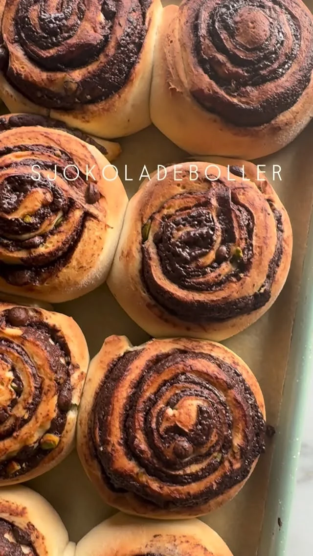 SJOKOLADEBOLLER

Lyst på oppskriften?

Disse bollene er fylt med sjokolade, pistasjnøtter (fordi jeg hadde en håndfull til overs) og flaksalt (fordi salt og sjokolade alltid er en innertier). 

Legger ut oppskriften på bloggen om du har lyst på den, men da må du si fra i kommentarfeltet 🥰

Har du den nye boken min SKIKKELIG GODE KAKER kan jeg røpe at jeg har brukt oppskriften på BABKA på side 47, så da kan du umiddelbart sette i gang og bake…

#skikkeliggodekaker #sjokoladeboller