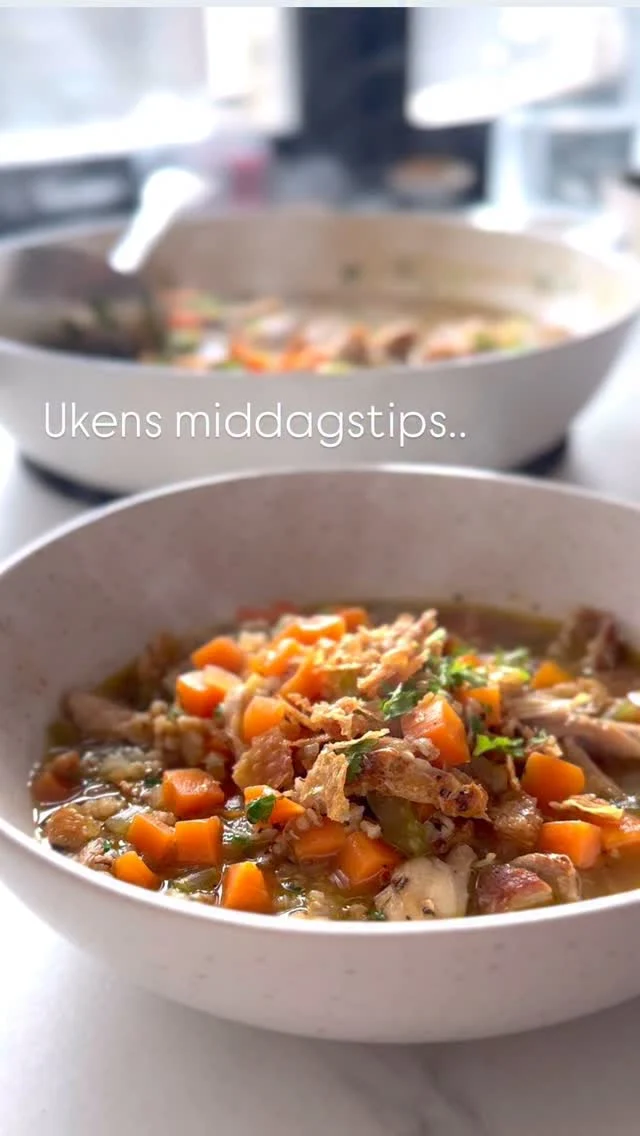 KYLLINGGRYTE MED BYGGRYN

Jeg kan ikke lovprise denne middagen nok, den er så god! 😋
Lett å lage, næringsrik, smakfull - dette er en ypperlig middag på en hverdag for travle mennesker.

Sjekk ut oppskriften på bloggen - alt du trenger å gjøre er å følge lenken i profilen min @matpaabordet. 

#middagstips #kyllinggryte #altiett