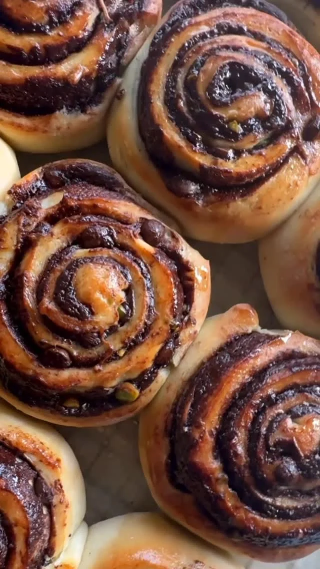 SJOKOLADEBOLLER 
det må være helgens bakeprosjekt vel 🥳

Oppskriften er på bloggen nå - følg lenken i profilen min @matpaabordet 

God bakst!

#skikkeliggodekaker #sjokoladeboller