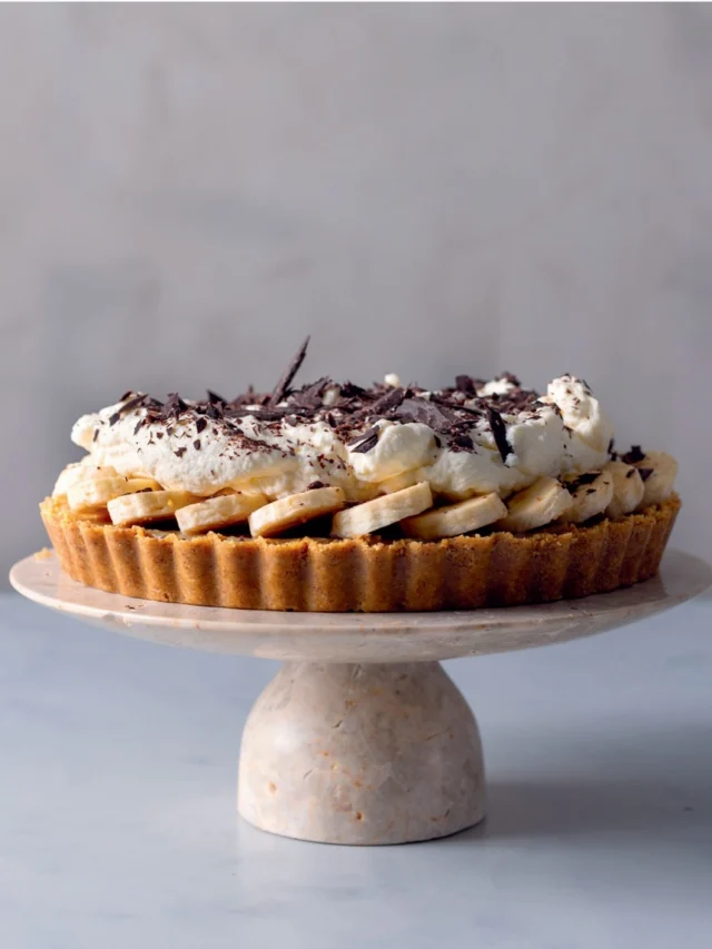 BANOFFEE -pai 🥳

Jeg lagde mange kaker for den nye boken min SKIKKELIG GODE KAKER, men den som overrasket mest (og som måtte selvfølgelig være med i boken) var Banoffee-pai.

Det er to grunner til det. 

1️⃣ For å være en så visuell vakker kake, er den forbausende enkel å lage. Den trenger ikke en gang en tur innom ovnen. 
2️⃣ Kombinasjonen sprø paibunn, myk og seig karamell, nøtter, salt, bananer, krem og sjokolade er bare ‘out of this world’ godt! Bare spør de 50+ menneskene som har fått smakt!
​
Så ja, dette er en av mine favorittkaker fra boken. 

Noen fun facts...

💫 Navnet banoffee kommer fra banan + toffee (karamell) 
💫 Kaken var en av kandidatene til forsiden av boken og kom på en sterk andre plass. Jeg angrer nesten litt nå på at den ikke kom først ....

Boken kan du kjøpe i bokhandel over hele landet, eller bestille direkte fra forlaget @friskforlag - lenken ligger i profilen min 🔥

Bilder tatt av @linedammen 

#skikkeliggodekaker #banoffee #banoffeepie