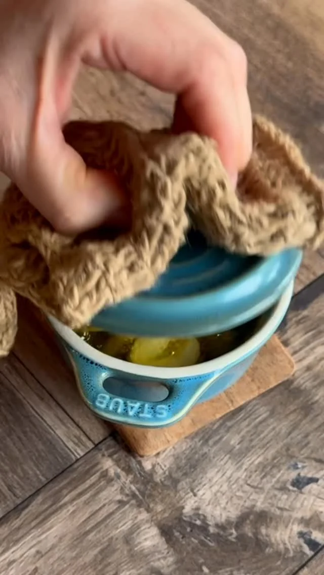 Annonse - DET BESTE HVITLØKSBRØDET lager du med hvitløksconfit! 
Hvitløk kokt i @iliada_olive_oil - nå i klemmeflaske 🥳- til den er helt myk og smørbar.

Hvitløken blandes med smør, rikelig med parmesanost, frisk persille og litt finhakket chili om du, som meg, liker litt «kick»

Smør denne herligheten raust over brød (jeg har brukt hjemmebakt focaccia fra forrige reel) og sett under grillen til det bobler og har fått farge. Hold øye med det under grillen slik at det ikke går for langt (snakker fra erfaring..)

Om du har hvitløkssmør til overs, sett det i kjøleskapet og bruk ved anledning. 

Olje som hvitløken ble kokt i sparer du også. Bruk den til steking eller til en salatdressing for eksempel 🩷

#hvitløksbrød #focaccia