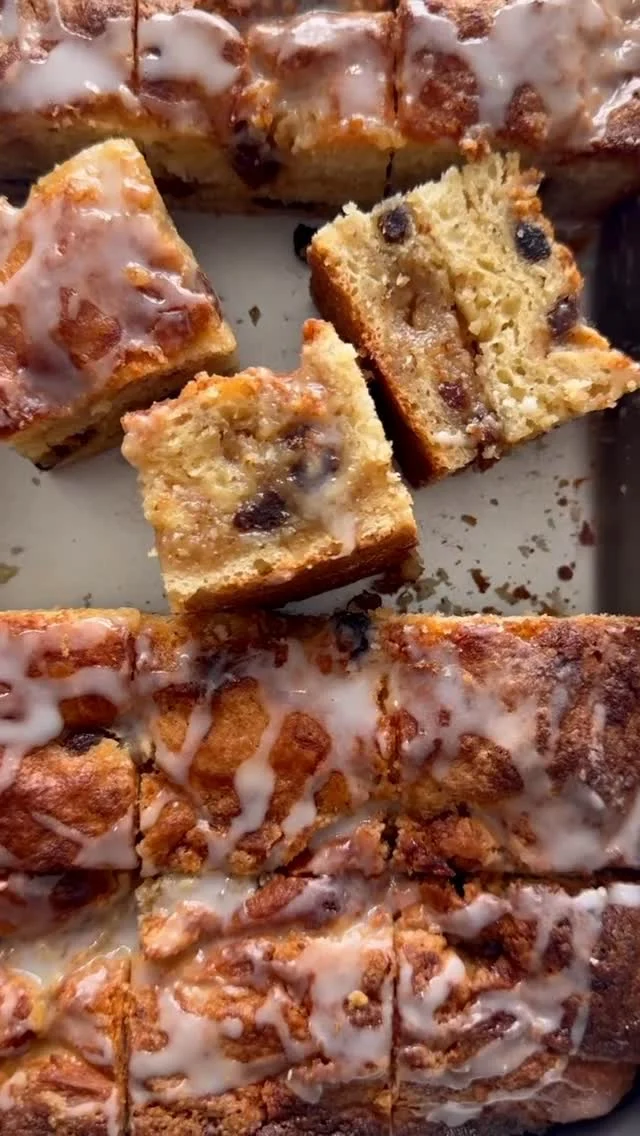 Oppskrift👇🏻søt focaccia med frangipane og rom-rosiner🩷

En focaccia kan være så mangt - også søtt. 
Og denne her er akkurat passe søt. 
Og akkurat passe saftig, fylt med frangipane (mandelfyll) og rosiner som har fått trekke i rom mens deigen hevet. 

Altså så godt!

Slik gjør du:

Lag en søt gjærdeig - eltefritt eller ikke, du finner oppskrift på begge på bloggen om du ikke allerede har en.

Legg 100g rosiner i 2ss rom og la de trekke.

Lag frangipane. Ha 200g sukker og 150g mandler i en foodprosessor og kjør til fint. Tilsett 200g myk smør og 2 egg og kjør til blandet. 

Når deigen din er ferdighevet legger du den i en liten langpanne. Strekk den slik at den passer. 
Smør halvparten med frangipane (ikke alt, for du skal gjøre dette flere ganger) og strø rosiner utover.
Brett deigen, strekk den ut og gjør det samme en gang til. 
Strekk ut deigen og la den hvile en times tid.
Smør resten av frangipane utover toppen og bruk fingrene for å dytte det litt ned i deigen.

Stek i 220 grader i ca. 15 minutter. 

Strø med en enkle melisglasur når den er avkjølt og skjær den i ruter. Nyt!!!!

#Gjærbakst #focaccia #eltefribakst
