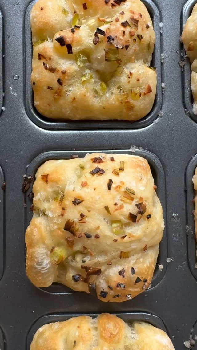 MINI FOCACCIA med hvitløk og gressløk 😋
En liten påminnelse om at du kan lage så mye godt med en enkel ELTEFRI deig.

#eltefribakst #focaccia