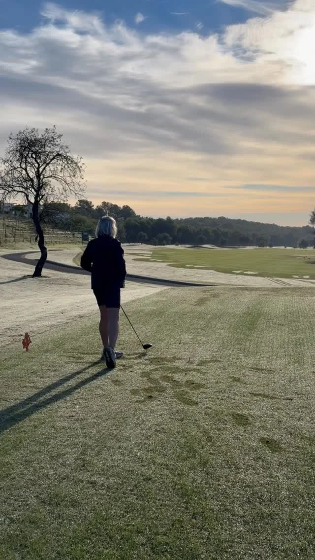 En uke i PALMA de MALLORCA

Jeg forelsker meg mer og mer i denne byen etter å ha vært her 3 ganger. 
Det utforskes hver gang, og nye favoritter legges til. Så om du har tenkt deg en tur har jeg noen gode tips til deg.

Vi bodde denne gangen på @canbordoygrandhouse - en nydelig boutique hotell midt i gamlebyen. Øvre prisklasse (reiste off-season), super beliggenhet, utrolig hyggelig og hjelpsom personal, nydelig frokost, tøffe rom (svære senger), takterrasse for drinks og soling, basseng, spa, ja, alt du trenger for et fantastisk opphold. 

På @el_camino_palma var vi i fjor og var på plass igjen i år. Her det rift om plassene så bord må bookes et par uker i forveien (også i off-season). Fantastisk stemning og mat. Bestill for all del squashblomsten fylt med geitost!

@el_caminito_palma er søster restauranten til el camino. Litt annen steming men like god mat. Denne var på listen i år igjen og skuffet ikke. Anbefales på det sterkeste - og ja, her må du også bestille bord god tid i forveien. 

@mallorca.delicatessen.m.p - sitt ute, ta deg et glass cava og bestill spanske oster og spekemat. Skal du ha Sobrasada med deg hjem , er det her du skal kjøpe det!

@amarusushibar som ligger inne på @mercatdesantacatalina Et lunsjsted (bare åpnet i markedets åpningstider) med bra stemning og digg sushi (og dim sum). Her er det ikke mulig å bestille bord, så her er det bare å stå og vente til noe er ledig, eller være litt tidlig på’n. 

Mat markedet på Santa Catalina er så absolutt verdt et besøk. Det er også @mercatolivar på motsatt side av byen. Dette er et større marked med egen avdeling for fisk. Masse stands, masse handlende spanjoler, utrolig utvalg i frukt, grønnsaker, kjøtt, fisk og andre ferskvarer. Stort supermarked i 2. etasje. Ikke like koselig som den på Santa Catalina, men fascinerende. Spisesteder finner du også der, prøver de neste gang!

Forts. I kommentarfeltet 🥰