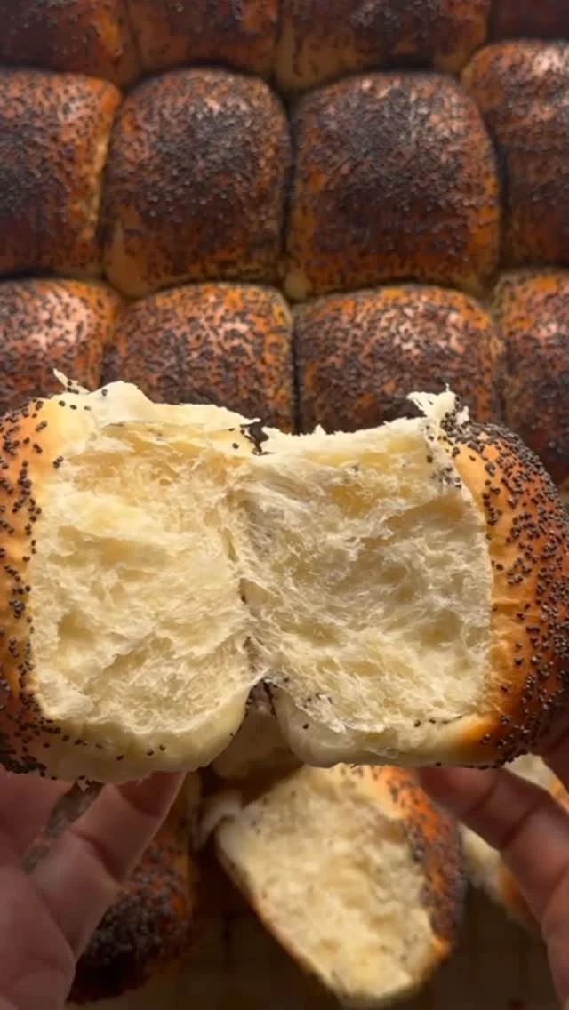 Jeg har bakt🩷
noen sinnsykt gode rundstykker.

Myke, saftige, litt søte.
Søte, fordi de inneholder ananasjus og honning. Interessant, ikke sant? 

Dette er runde nr.2 og jeg mener at oppskriften sitter nå. 
Og fordi jeg er så oppspilt om de, er dette å anse som en liten teaser før jeg får lagt ut oppskriften på bloggen. Ja, det er slemt av meg…

#oppskriftkommersnart