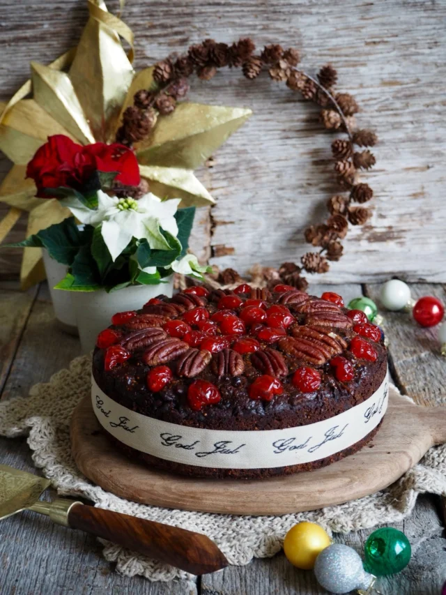 Er det en julekake du skal lage nå, er det denne engelske FRUKTKAKEN 🎄

Den er stappfull med tørket frukt, nøtter og krydder. Den er så saftig!!! 
Og så, etter at den er stekt kan du «mate» den med rum eller konjakk, gjerne flere ganger over flere dager/uker.

Pakk den godt inn i folie, oppbevar den kjølig og la det gjerne gå noen uker før du forsyner deg av den. Eller ikke. Jeg klarer nemlig ikke la være å vente så lenge…

Oppskriften finner du på bloggen - følg lenken i profilen min @matpaabordet