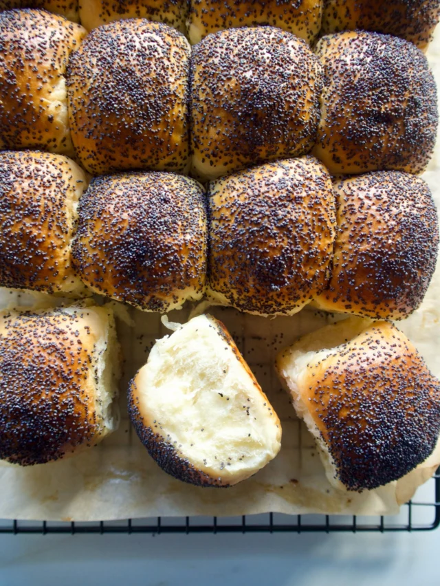 Oppskriften er på plass!
Jeg vet dere har ventet (takk for det), men nå er den på bloggen!
Oppskriften på disse SUPERMYKE rundstykkene altså🩷
Det nærmeste jeg kommer er å sammenligne de med brioche - bare bedre. Uforklarlig bedre.
«Hemmeligheten»  er å elte deigen lenge nok, og kanskje ananasjuicen. Men hva vet jeg.

Gleder meg å høre hva dere synes om de!

Følg lenken i profilen min @matpaabordet for å komme direkte til oppskriften. 
Eller bare gå inn på matpaabordet.no - oppskriften ligger øverst på forsiden 🥰

#rundstykker #hawaiianrolls #gjærbakst